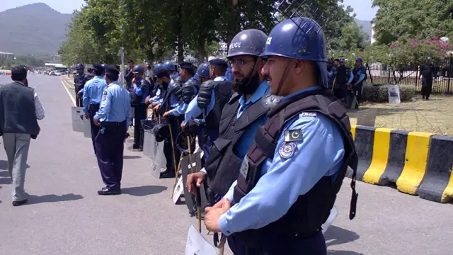 سماعت کے موقع پر عدالتِ عظمٰی کے باہر سکیورٹی کے سخت انتظامات کیے گئے تھے۔ 