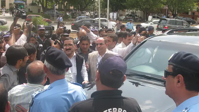 ملک ریاض عدالت میں اپنا بیان ریکارڈ کروانے کے لیے پیر کی رات کو لندن سے پاکستان پہنچے تھے۔