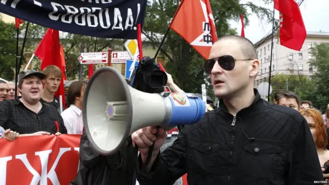 组织者向队伍发表演讲