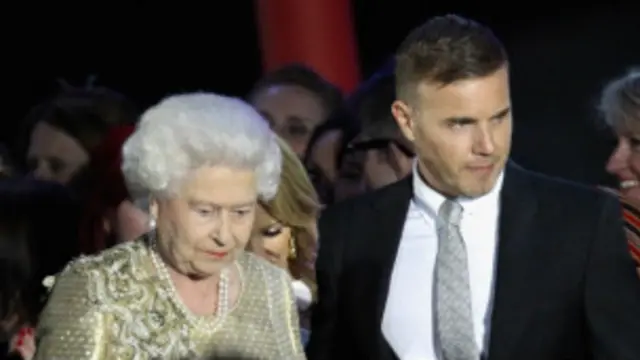 Gary Barlow與英國女王在鑽禧音樂會上