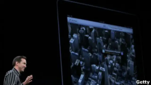 Scott Forstall, de Apple, presentó ayer el nuevo sistema que competirá con Google maps.
