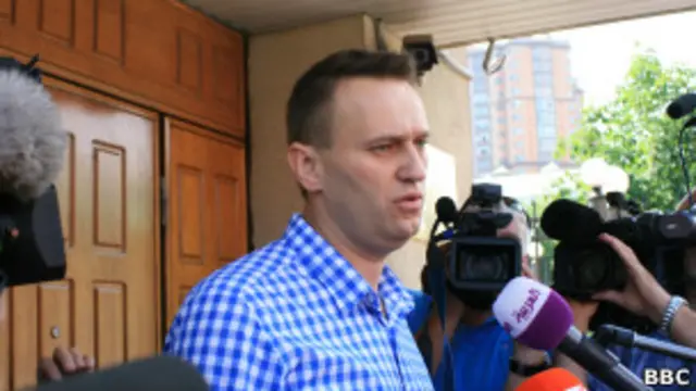 Алексей Навальный у здания СКР