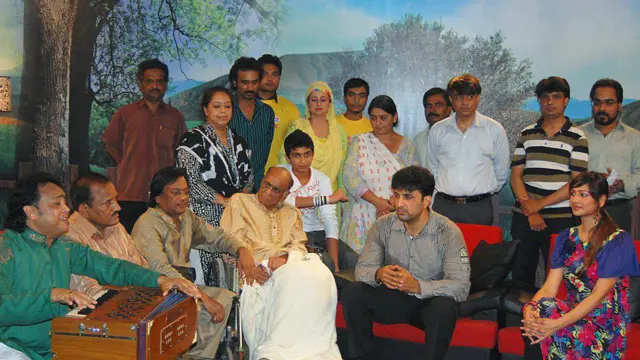 مہدی حسن ایک نجی ٹیلی وژن پر ساتھیوں کے ہمراہ۔