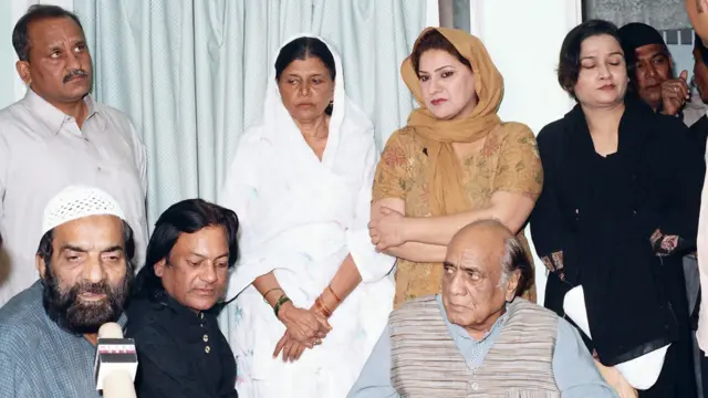 مہدی حسن اپنے بیٹے، صلاح الدین طوفانی اور عزیزوں کہ ہمراہ