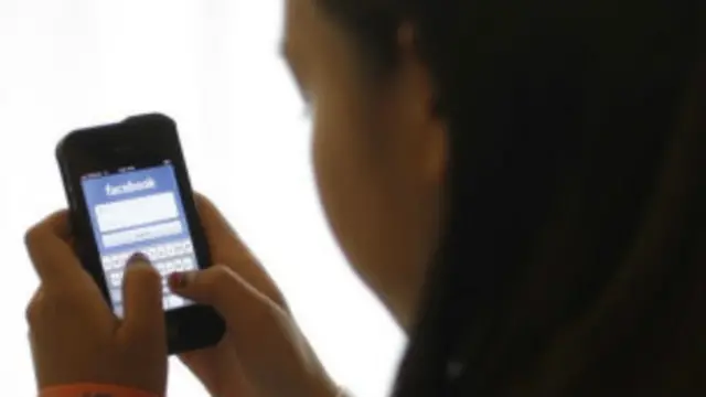 मोबाइल बाज़ार में उतरने के लिए फेसबुक को एंड्रॉएड और आई-फोन से मुकाबला करना होगा.