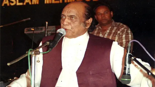 مہدی حسن اپنے لیے منعقدہ ایک خصوصی شام میں فن کا مظاہرہ کرتے ہوئے۔