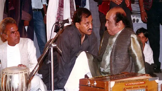 مہدی حسن ایک تقریب میں۔