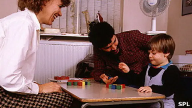 Niño realiza prueba cognitiva