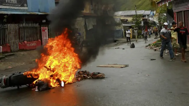 Sejumlah kerusuhan di Papua sebagian dilatari persoalan politik terkait isu kemerdekaan.