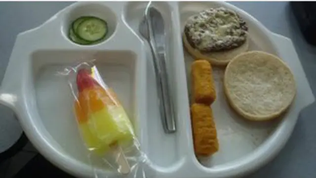 按照计划，英格兰每一所公立小学中的学前班、一年级和二年级学生都可以享受免费午餐。