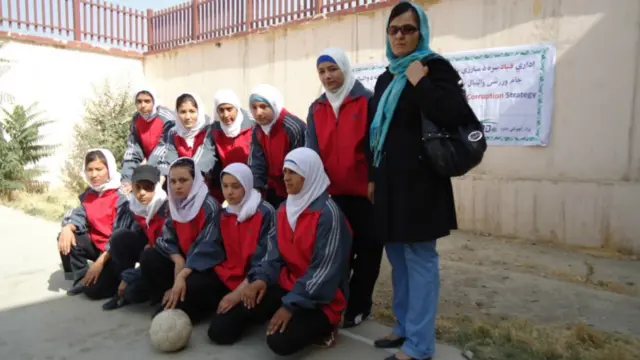 د بي بي مهرو لېسې سپورتي مسووله او روزونكې ليلا حبيبي وايي، دغو لوبو ته يې په ورځني ډول درې درې ساعته تمرين كړى و او له نوو نوښتونو او تخنيكونو سره په پايلوبه كې د لوبېدو چمتووالى لري.