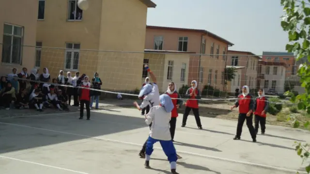 بل خوا د كابل ښار د پوهنې رياست د بدني روزنې عمومي مدېر احمدضيا نايبي وايي، دغه لوبې په ډېره ښه توگه تر دې مهاله را ورسېدې او پايلوبې ته وتلې لوبډلې ښې تخنيكې وړتياوې لري. 