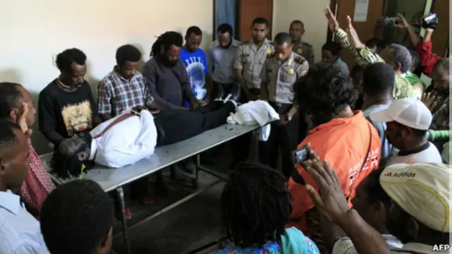 Saat proses penyerahan jenazah Mao Tabuni dari polisi kepada keluarga, Jumat (15/06).