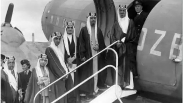 خمسة أبناء لمؤسس المملكة في صورة تعود للعام 1945