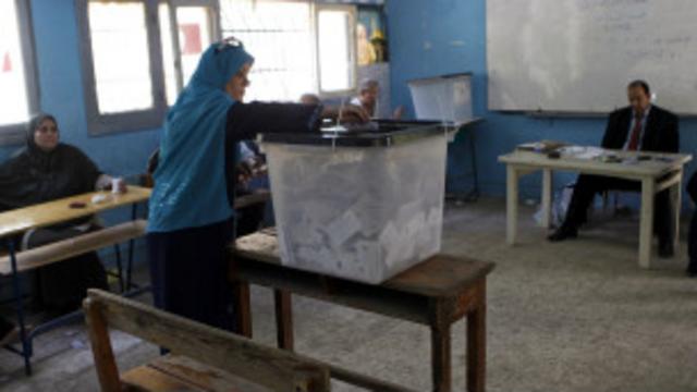 مصرية تدلي بصوتها خلال الانتخابات المصرية الأخيرة