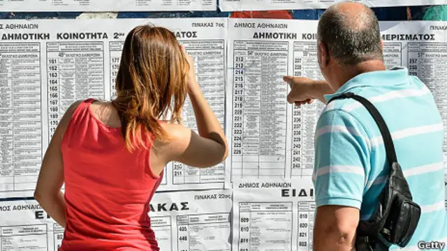 Người dân Hy Lạp xem thông tin bầu cử