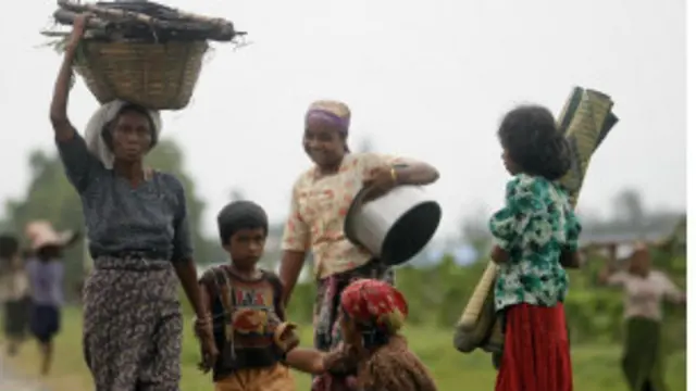 हिंसा के बाद हज़ारों रोहिंग्या समुदाय के मुसलमान विस्थापित हो गए हैं