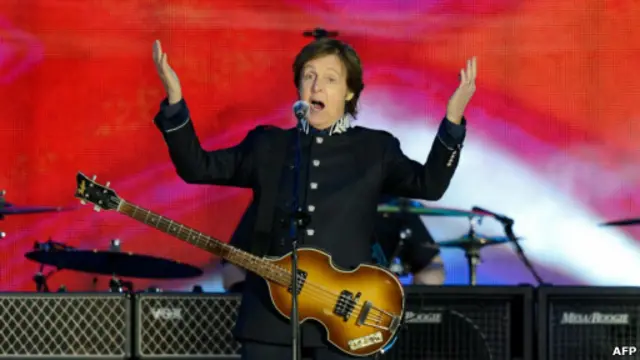 Пол Маккартни во время выступления на королевском юбилее