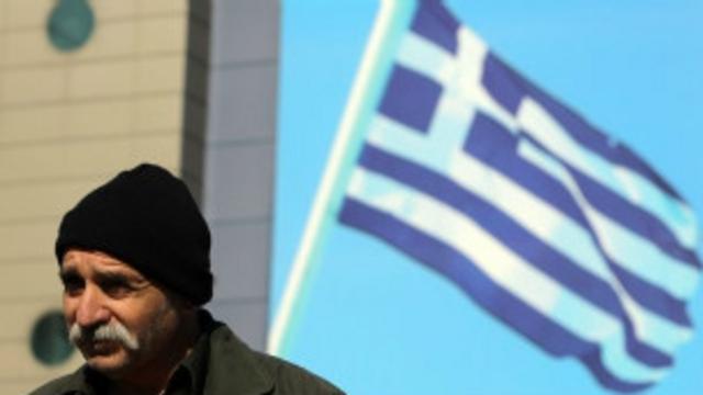 hombre calmado con bandera de grecia