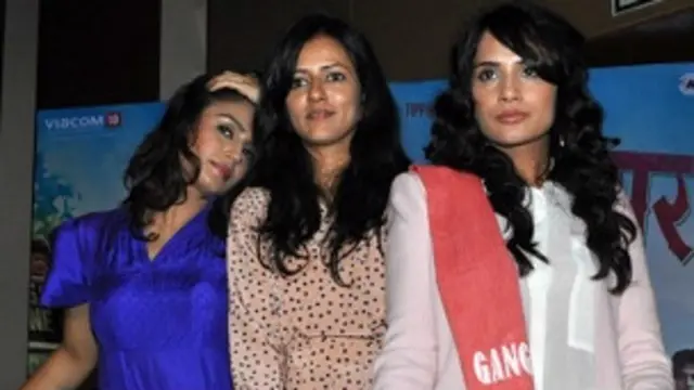 गैंग ऑफ वासेपुर की अभिनेत्रियों हुमा क़ुरैशी (बाएं) और ऋचा चड्ढा (दाएं) के साथ संगीतकार स्नेहा खानवल्कर.