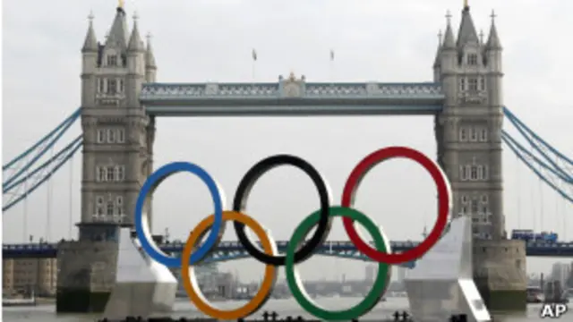 Олимпийские кольца на Темзе