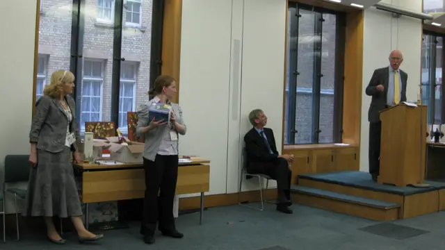 Một cuộc bán đấu giá lần đầu tiên được tổ chức tại Hạ Viện Anh do Nhóm All Party Parliamentary Group on Vietnam (Nhóm các dân biểu thuộc mọi đảng phái chuyên vận động cho Việt Nam) thực hiện cùng với Đại sứ quán Việt Nam ở London vào ngày 18/6/2012. Các món đồ được quyên góp với mục đích giúp nạn nhân tác nhân cam tại Đà Nẵng, Việt Nam. 