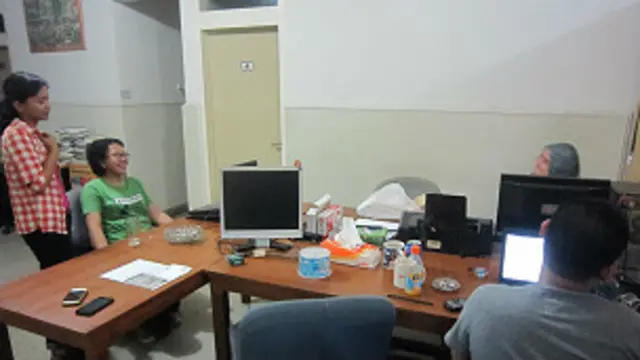 Lisabona dan Lintang bersama rekan-rekannya di Yayasan Konfiden.