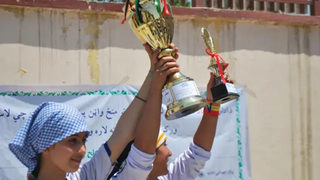 په هغه په زړه پورې لوبه كې چې نن (سه شنبه/ جون ۱۹) د كابل ښار د سوريا په لېسه كې د كوربه لوبډلې سوريا او بي بي مهرو ترمنځ وشوه بي بي مهرو لوبډلې وكولاى شول درې د صفر پر وړاندې سوريا ته په ماتې وركولو سره د روانو سياليو اتلولي خپله كړي. 