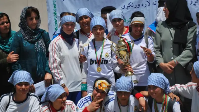 د دغو لوبو دوه غوره لوبغاړې هم وټاكل شوې چې يوه حسينا د ام البنين او بله تكړه لوبغاړې برېښنا شېرزۍ وه چې په بي بي مهرو كې لوبيږي، دغو دوو لوبغاړو هم د ښې لوبغاړې كپونه ترلاسه كړل. 