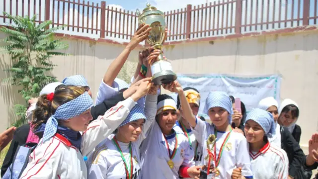 د پايلوبې په مراسمو كې د سرو، سپينو او برونسو ميډالونو ترڅنګ لوبغاړو ته سپورتي وسايل، ستاينليكونه او په څنګ كې يې يو شمېر ښوونكې هم په ستاينليكونو ونمانځل شوې.