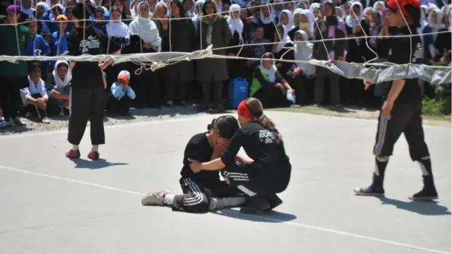 د دغې موسسې د عدالت غوښتنې مشر معراج الدين حقمل د پايلوبې په مراسمو كې وويل، د واليبال په برخه كې نجونو كپ ترلاسه كړ او د هلكانو ترمنځ د فوټبال كپ سياليو نيمه پايلوبې به هم په نژدې راتلونكي كې وشي.