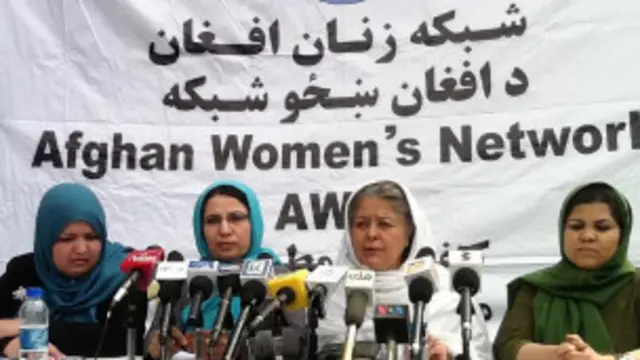 شبکه زنان افغانستان، از حامد کرزی رئیس جمهوری افغانستان خواسته است، وزیر دادگستری را به دلیل اظهارات اخیرش در مورد خانه های امن، برکنار کند