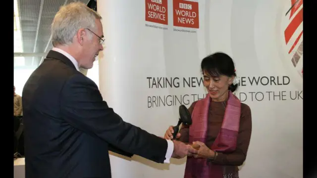 Bà Suu Kyi nhận quà lưu niệm từ ông Peter Horrocks, giám đốc BBC World Service.