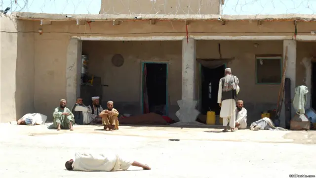 په سویلي ولایت کندهار کې یو روحاني د یوه روغتیایي مرکز په جوړولو سره هڅه کوي چې د اروایي او روحاني لارو نه په نشه د روږدو کسانو درملنه وکړي. 