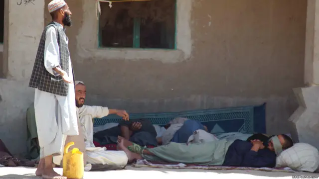 د کندهار په سپین بولدک ولسوالۍ کې د ګاونډي هېواد پاکستان پولې ته څېرمه په یوه پراخه دښته کې یوه لویه خاورینه کلا جوړه ده چې یو زندان ته ورته ښکاري، لویه اوسپنیزه دروازه، هسک دېوالونه او د هغه پرسر بیا اغزن تار را تاو شوی .په دغه مرکز کې بندیان نه، بلکې څه باندې ۶۰۰په نشه روږدي کسان د درملنې په موخه ساتل کیږي.