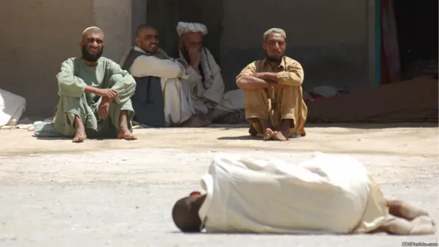 ملا زینو وايي چې دا کار یې د کندهار د اوسني امنیه قومندان جنرال عبدالرازق په مرسته د خیر ښېګنې په موخه پیل کړی او هغه ورسره مالي مرسته کړې ده.