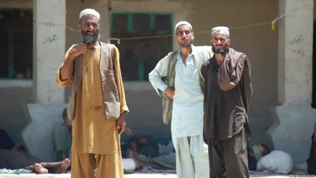 ملا زینو زیاتوي، امنیه قومندان ورته پوره واک ورکړی چې له بازاره روږدي کسان را ټول کړي او ترڅنګ یې د هغو کسانو مخه ونیسي چې د نشه یې توکو کاروبار کوي.