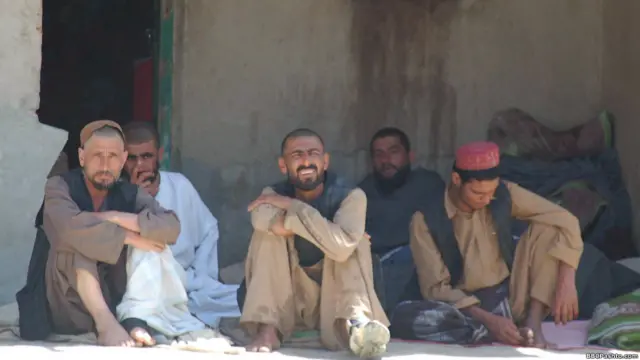  ددغه مرکز ددرملنې ډول له نورو مرکزونو څه توپیر لري، په دغه مرکز کې لږترلږ د۴۰ ورځو لپاره یو روږدی کس بېله دې چې له کورنۍ سره اړیکي ولري، ساتل کېږي. 