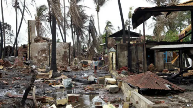 Rumah yang rusak setelah kerusuhan di Rakhine.