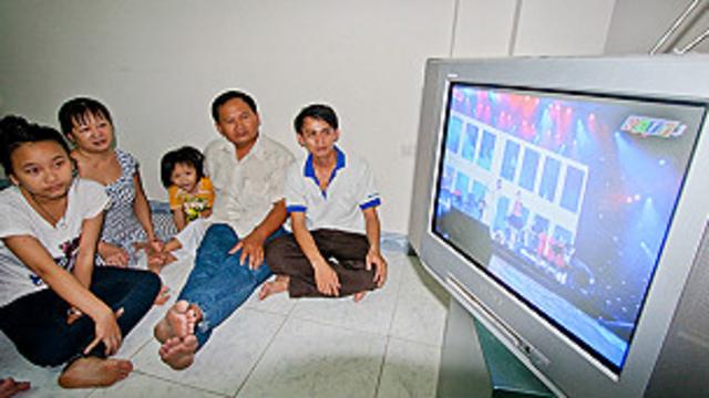 Một gia đình ở Quy Nhơn đang theo dõi kênh QCTV3 (Ảnh: Tuổi Trẻ)