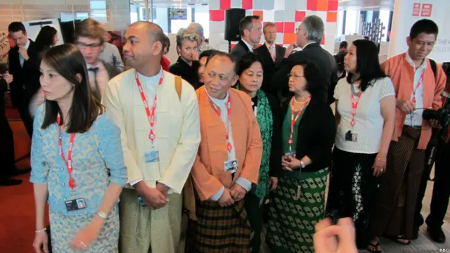 Các nhà báo của Ban BBC Miến Điện chờ đón bà Aung San Suu Kyi vào toà nhà New Broadcasting House.