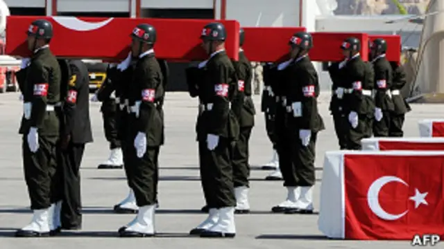 Salı sabahı Hakkari'de düzenlenen PKK saldırısında sekiz asker ve en az 15 PKK militanı ölmüştü.