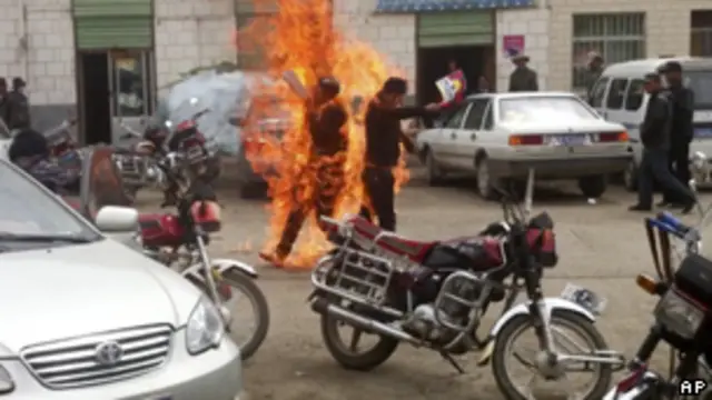 自去年以来，中国已经发生数十起藏人自焚事件。 （图为2012年6月20日，两名藏人在青海自焚）