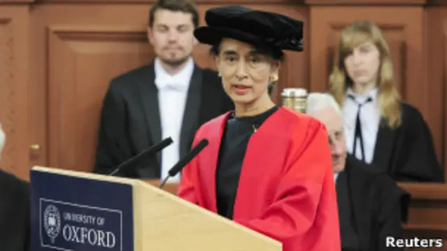 昂山素季接受牛津大學的榮譽博士學位後發表講話。
