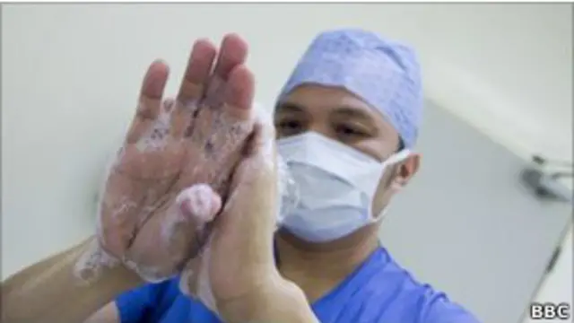 Британский медицинский работник