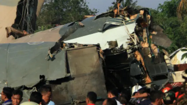 Petugas mengevakuasi korban kecelakaan Fokker F-27 di Jakarta, Kamis (21/06)