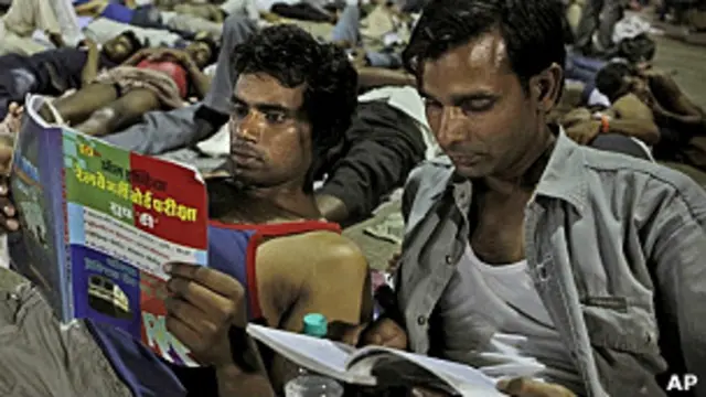 Chicos estudiando para un puesto de empleo en ferrocarriles de India