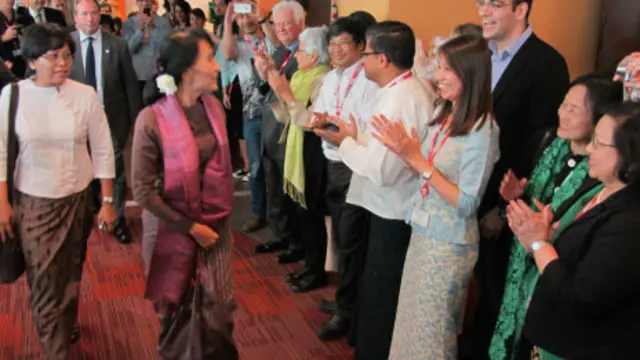 Các nhà báo BBC Miến Điện đón bà Aung San Suu Kyi