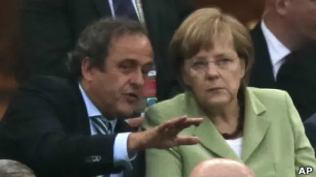 Thủ tướng Đức có vẻ mê bóng đá và từng xem các trận quan trọng của đội Đức.