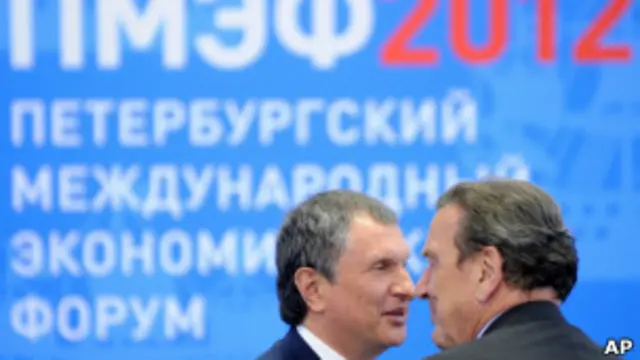 Игорь Сечин, глава "Роснефти", и экс-канцлер Германии Герхард Шредер